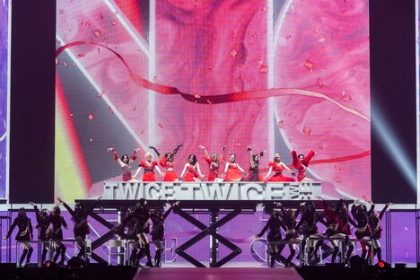「TWICE 4TH WORLD TOUR 'III' IN JAPAN」東京ドーム公演の様子。（撮影：田中聖太郎）