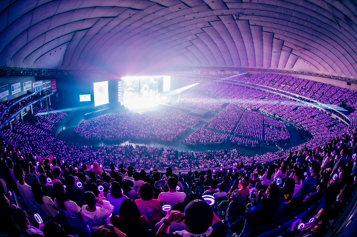 「TWICE 4TH WORLD TOUR 'III' IN JAPAN」東京ドーム公演の様子。（撮影：田中聖太郎）