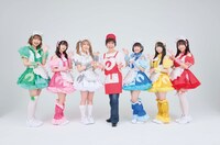 クマリデパートと平野レミ（中央）。