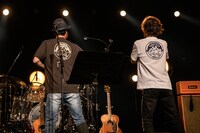 左から山崎まさよし、和田唱（TRICERATOPS）。（撮影：星野耕作）