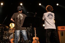 左から山崎まさよし、和田唱（TRICERATOPS）。（撮影：星野耕作）