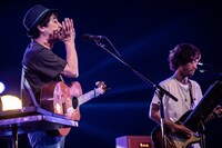 左から山崎まさよし、和田唱（TRICERATOPS）。（撮影：星野耕作）