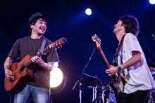 左から山崎まさよし、和田唱（TRICERATOPS）。（撮影：星野耕作）