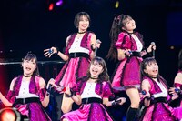 メンバーがカスタネットを手にした「涙のカスタネット」のパフォーマンス。