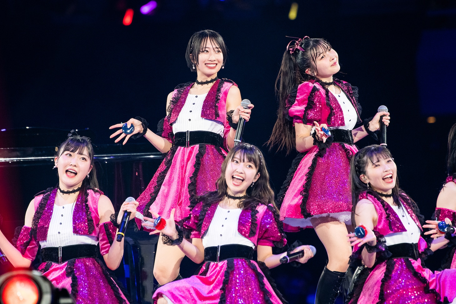 メンバーがカスタネットを手にした「涙のカスタネット」のパフォーマンス。