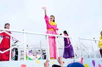 トロッコの上からモノノフに手を振るももいろクローバーZ。（撮影：上飯坂一）