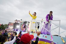 トロッコに乗って歌う玉井詩織と高城れに。（撮影：上飯坂一）