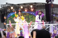 トロッコに乗って歌う玉井詩織と高城れに。（撮影：上飯坂一）