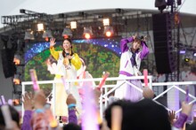 トロッコに乗って歌う玉井詩織と高城れに。（撮影：上飯坂一）