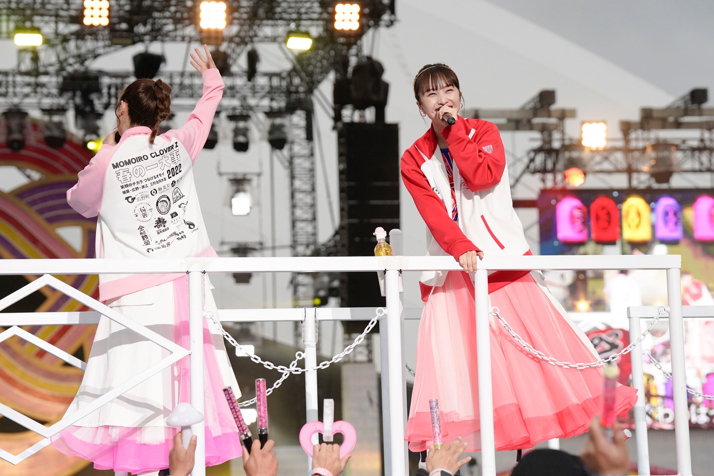 トロッコに乗って歌う佐々木彩夏と百田夏菜子。（撮影：上飯坂一）