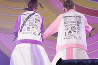 左から高城れに、佐々木彩夏。（撮影：上飯坂一）