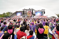 「ももクロ 春の一大事2022 ～笑顔のチカラ つなげるオモイ in 楢葉・広野・浪江 三町合同大会～」の様子。（撮影：増田慶）