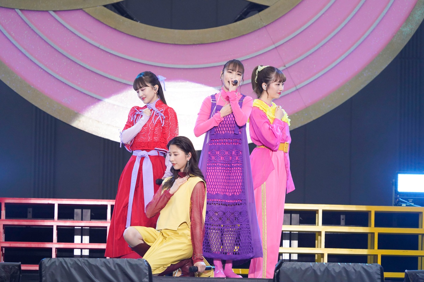 「ももクロ 春の一大事2022 ～笑顔のチカラ つなげるオモイ in 楢葉・広野・浪江 三町合同大会～」の様子。（撮影：増田慶）