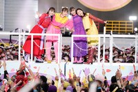 トロッコの上で肩を寄せ合うももいろクローバーZ。（撮影：増田慶）