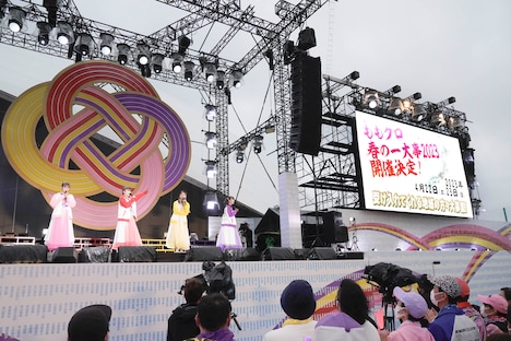 「ももクロ 春の一大事2023」の開催が決定したことを発表するももいろクローバーZ。(撮影:増田慶)