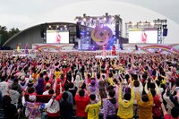 「ももクロ 春の一大事2022 ～笑顔のチカラ つなげるオモイ in 楢葉・広野・浪江 三町合同大会～」の様子。（撮影：増田慶）