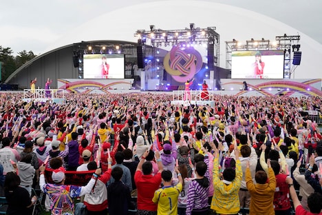 「ももクロ 春の一大事2022 ~笑顔のチカラ つなげるオモイ in 楢葉・広野・浪江 三町合同大会~」の様子。(撮影:増田慶)