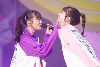 左から高城れに、佐々木彩夏。（撮影：増田慶）