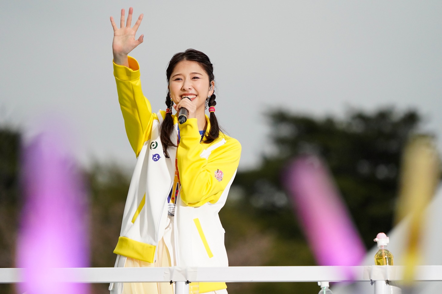 トロッコの上から手を振る玉井詩織。（撮影：増田慶）