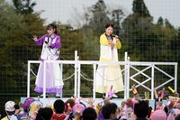 トロッコの上から手を振る高城れにと玉井詩織。（撮影：増田慶）