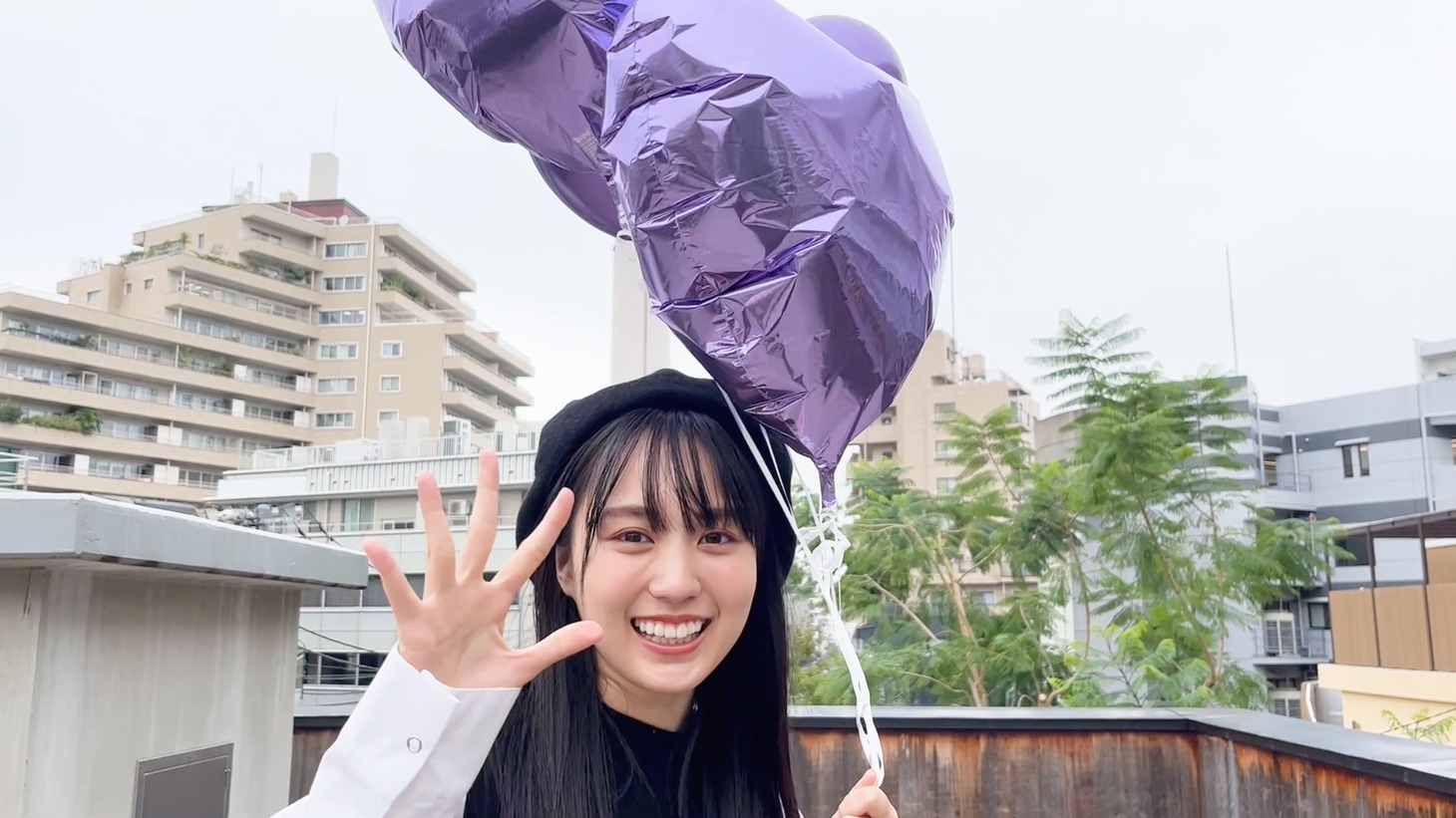 乃木坂46賀喜遥香1stソロ写真集「まっさら」公式Twitter（@kakiharuka_1st）より。