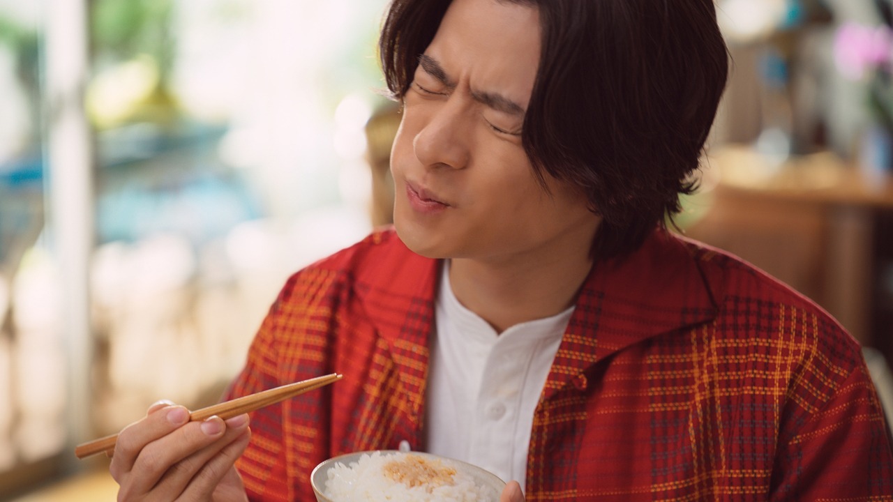 「わが家は焼肉屋さん」の新テレビCM「わが家は編」より、肉を味わう平野紫耀。