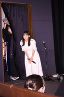 報道陣に一礼する芦田愛菜。