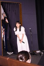 報道陣に一礼する芦田愛菜。