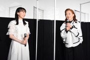 左から芦田愛菜、宮本信子。