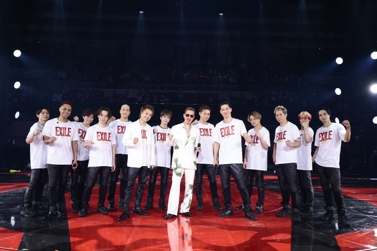 EXILEとEXILE ATSUSHI（中央）。