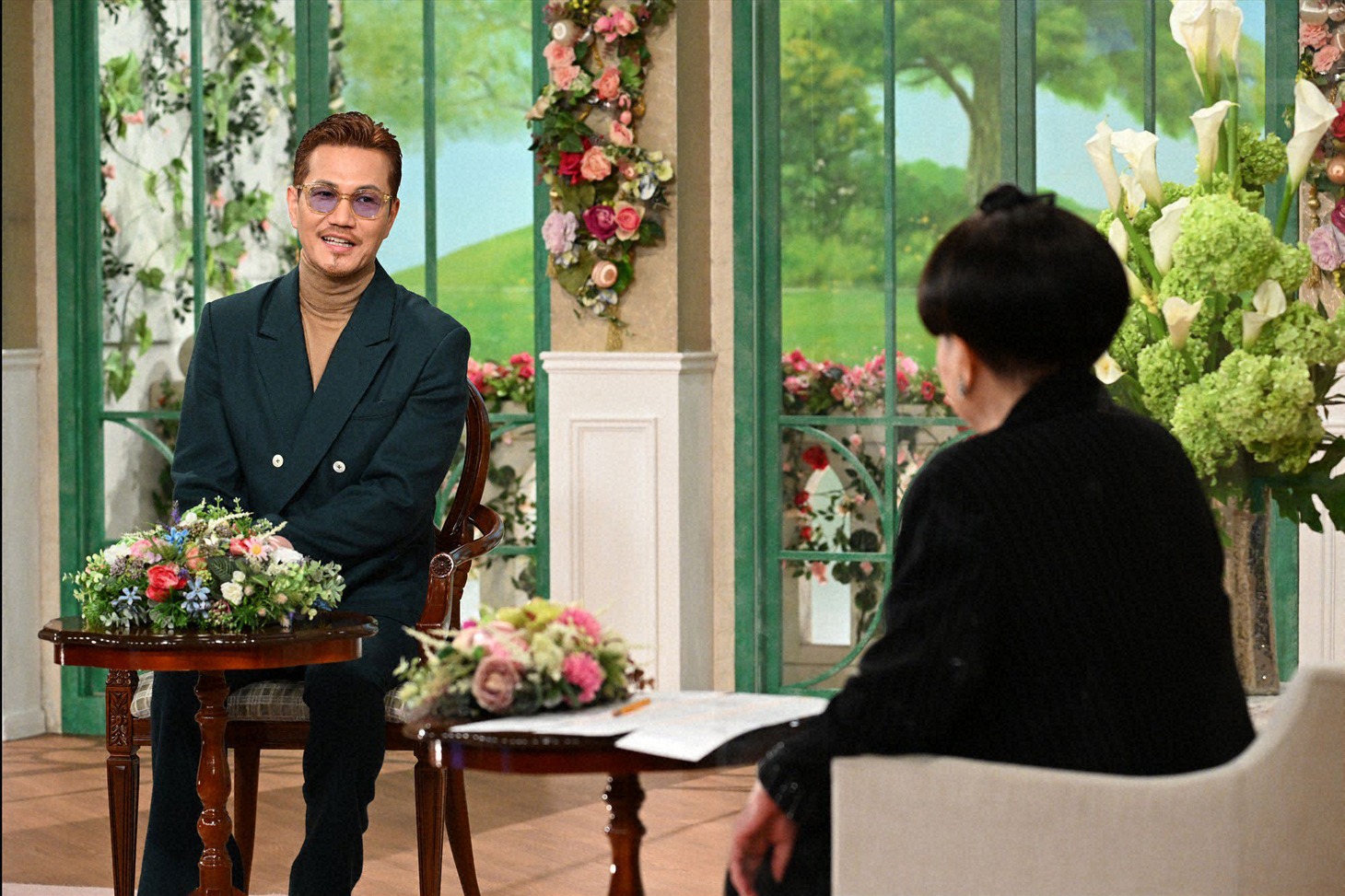 左からEXILE ATSUSHI、黒柳徹子。 (c)テレビ朝日