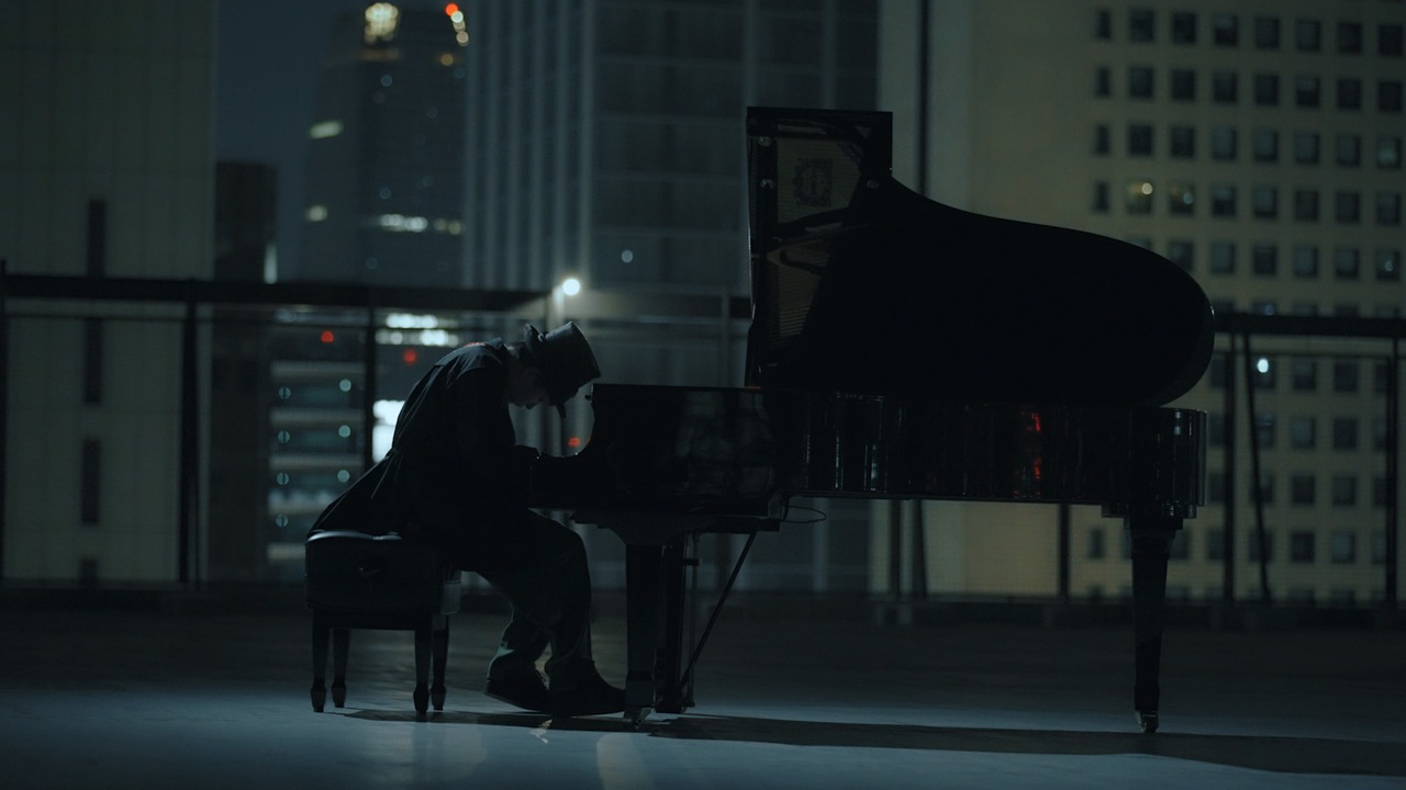 「silence in TOKYO」より、ピアノを演奏するH ZETT M。