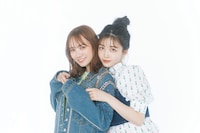 左から田村真佑、久保史緒里。