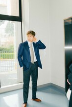 エレベーターを待つRIKU。