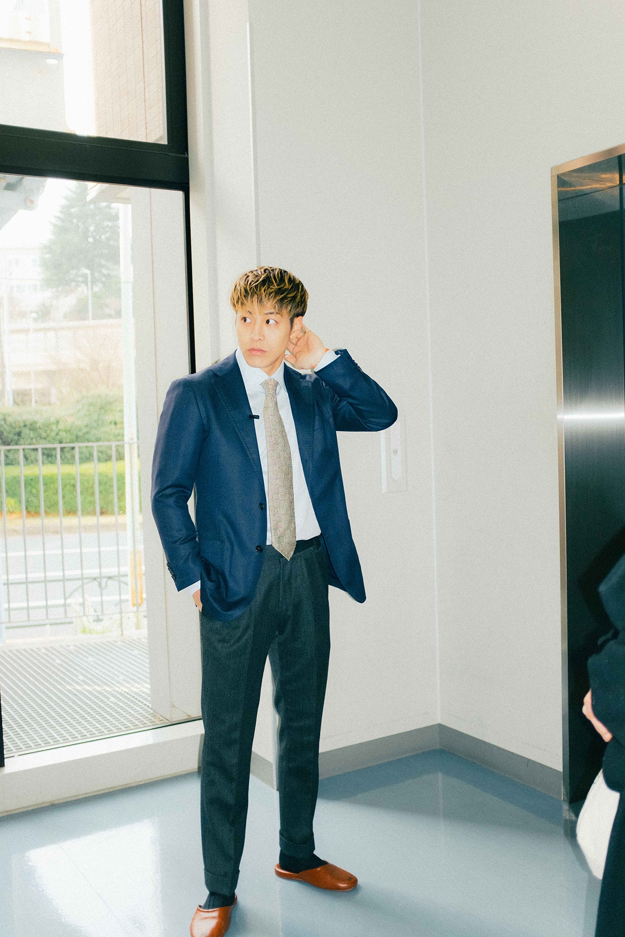 エレベーターを待つRIKU。