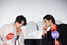 磯村勇斗に髪色を見せつける松村北斗（SixTONES）。