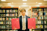 卒業アルバムを持ったRIKU。