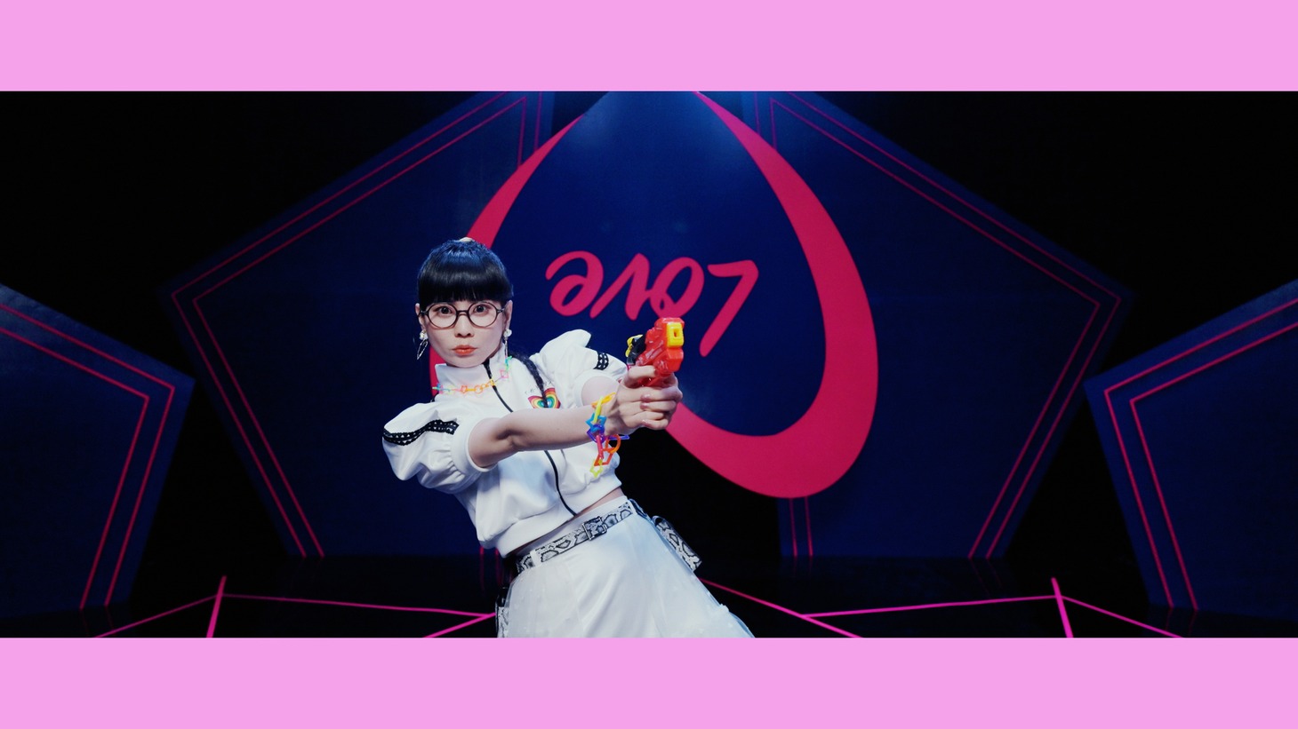 SPY「あなたを狙い撃ち♡」MVより。