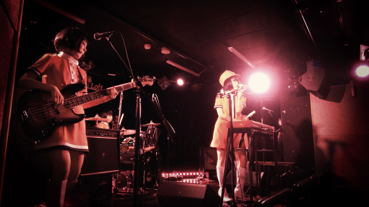 キノコホテルのライブの様子。