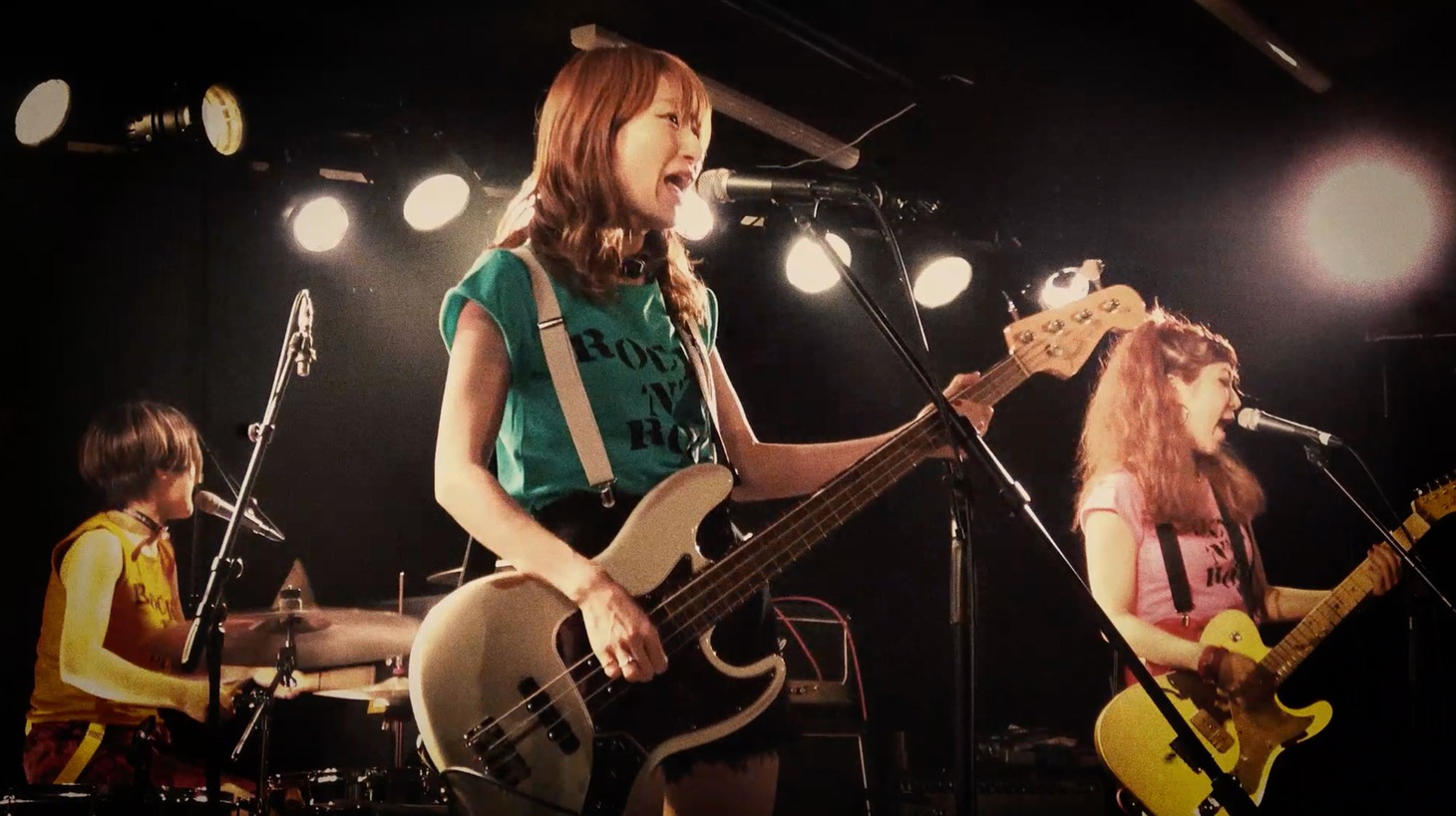 THE LET'S GO'sのライブの様子。