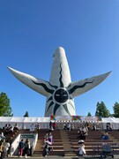 佐野文哉（OWV）が「太陽の塔と同じ方向を向いてるから、俺たちは未来を向いている」と説明した太陽の塔の裏側。