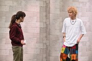 人気画像8位は「藤井風が今夜もコントに挑戦『藤井 風テレビ』場面写真到着、弾き語りと笑いの融合も」より、ヒコロヒーと藤井風。(c)テレビ朝日