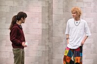人気画像8位は「藤井風が今夜もコントに挑戦『藤井 風テレビ』場面写真到着、弾き語りと笑いの融合も」より、ヒコロヒーと藤井風。(c)テレビ朝日