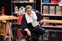 人気画像3位は「藤井風が今夜もコントに挑戦『藤井 風テレビ』場面写真到着、弾き語りと笑いの融合も」より、藤井風。 (c)テレビ朝日