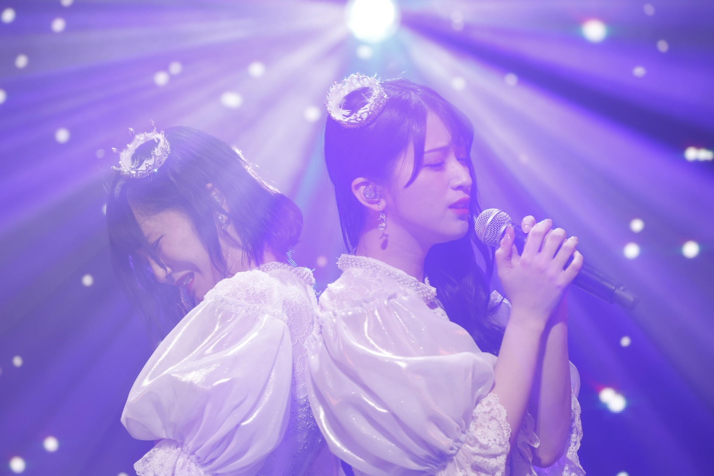 左から野口衣織、佐々木舞香。