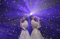 左から野口衣織、佐々木舞香。