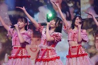 左から高松瞳、齊藤なぎさ、野口衣織。