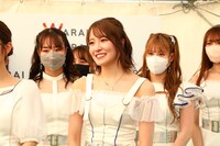NMB48の囲み取材の様子。