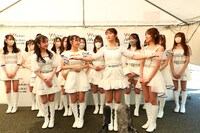 NMB48の囲み取材の様子。