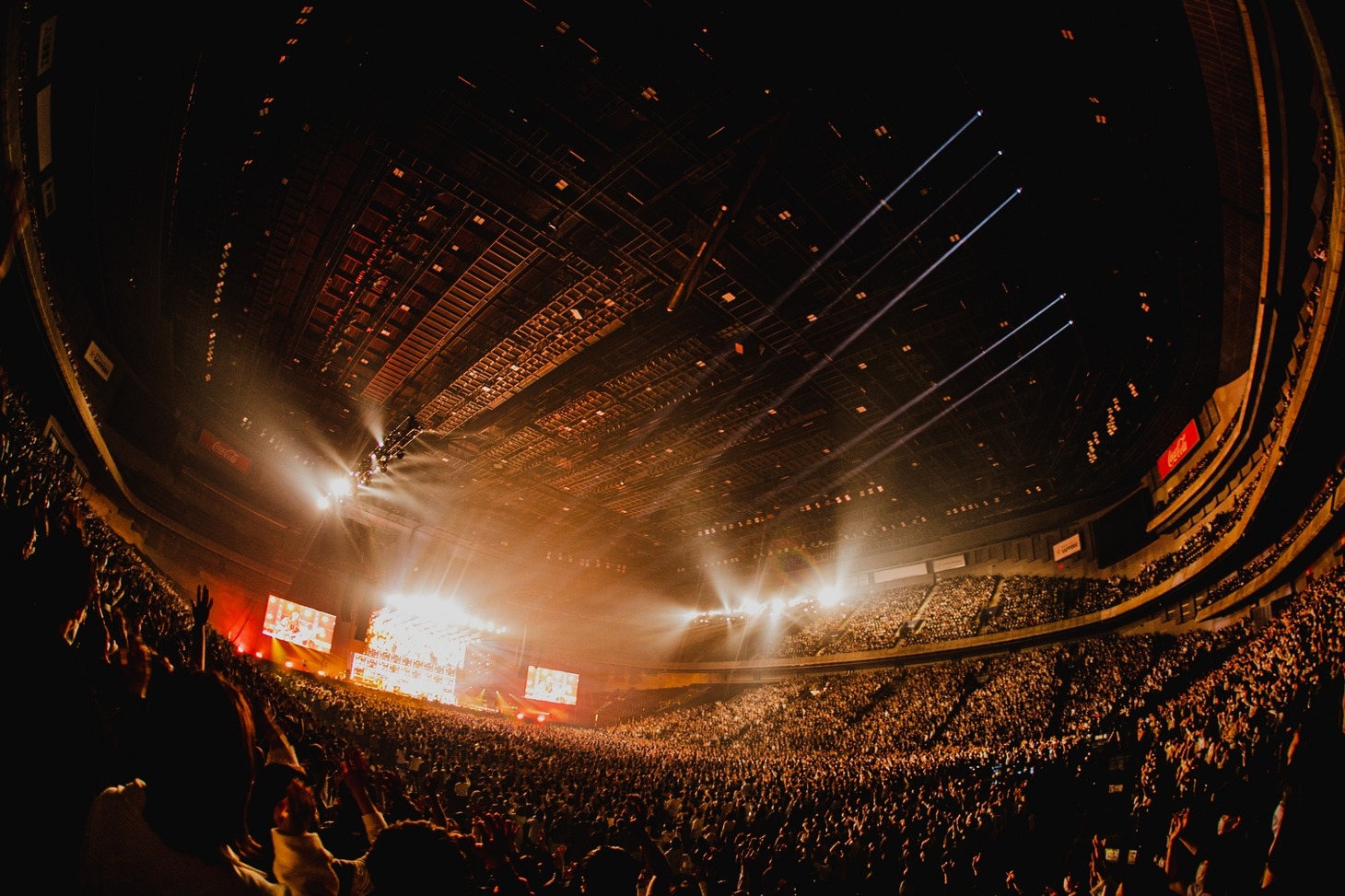 Official髭男dism「Official髭男dism one-man tour 2021-2022 -Editorial-」埼玉・さいたまスーパーアリーナ公演の様子。（Photo by "TAKAHIRO TAKINAMI"）